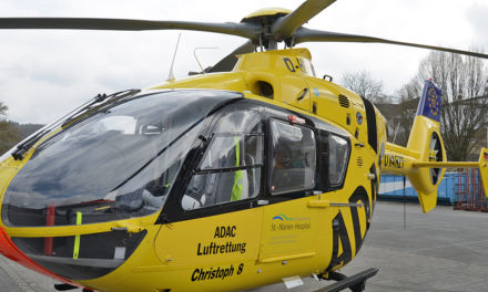 Gleitschirmflieger und Radfahrer mit Hubschrauber in Krankenhaus geflogen