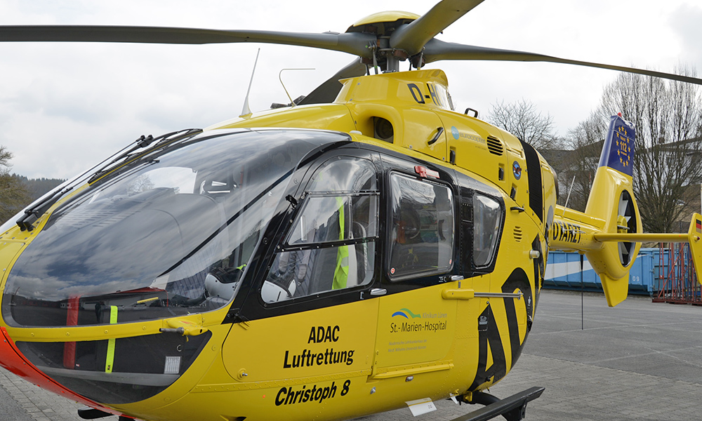 Gleitschirmflieger und Radfahrer mit Hubschrauber in Krankenhaus geflogen