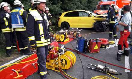 Grauenvolle Unfallbilanz nach Überholmanöver: Ein Toter und drei Schwerverletzte