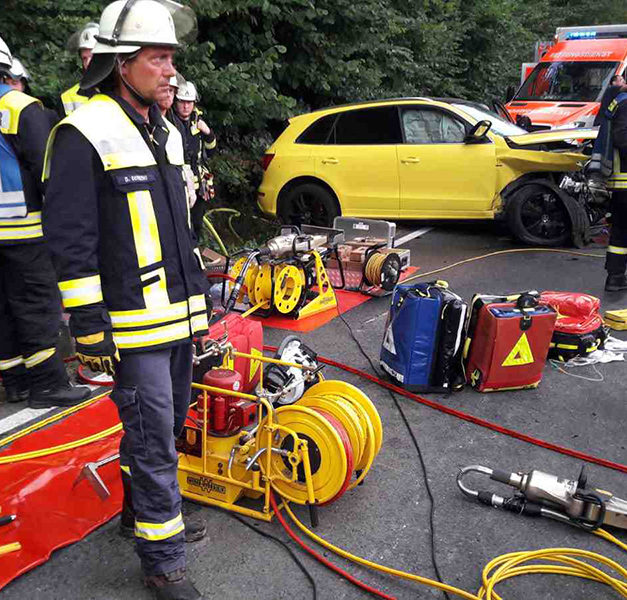 Grauenvolle Unfallbilanz nach Überholmanöver: Ein Toter und drei Schwerverletzte
