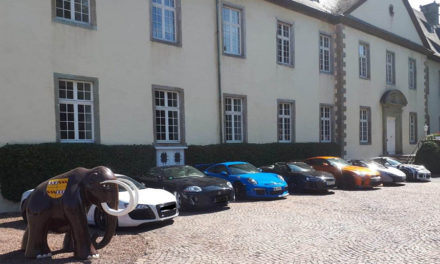 Atemberaubende Sport- und Supersportwagen vor Schloss Wocklum