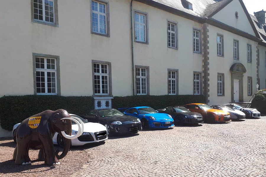 Atemberaubende Sport- und Supersportwagen vor Schloss Wocklum