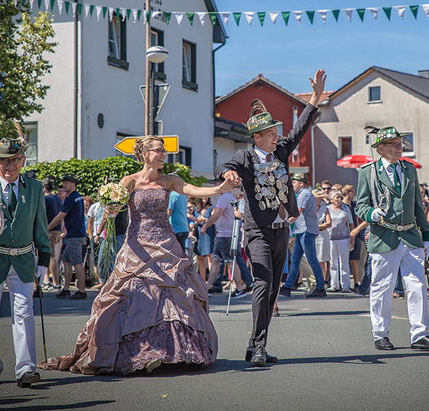 Mellen: Königspaar Schulze Tertilt strahlt im Festzug pure Lebensfreude aus