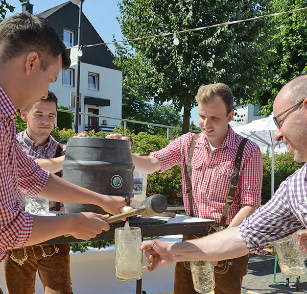 Blitzschneller Fassanstich im Garbecker Biergarten