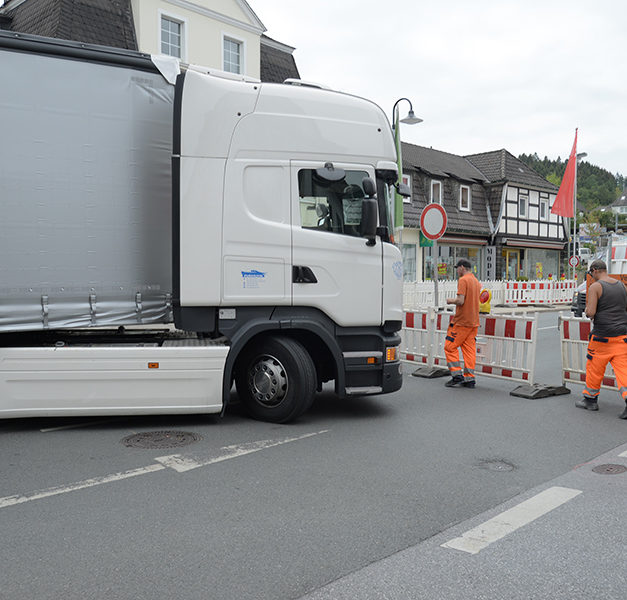 Rücksichtsloser Trucker missachtet alle Verbotsschilder und rammt Pkw in Parkbucht