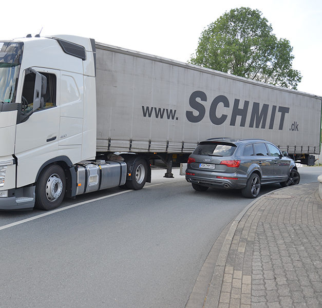 Trucker rammt Audi – L686 total blockiert