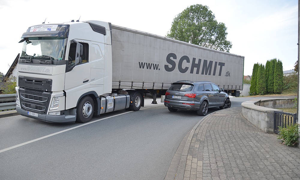 Trucker rammt Audi – L686 total blockiert