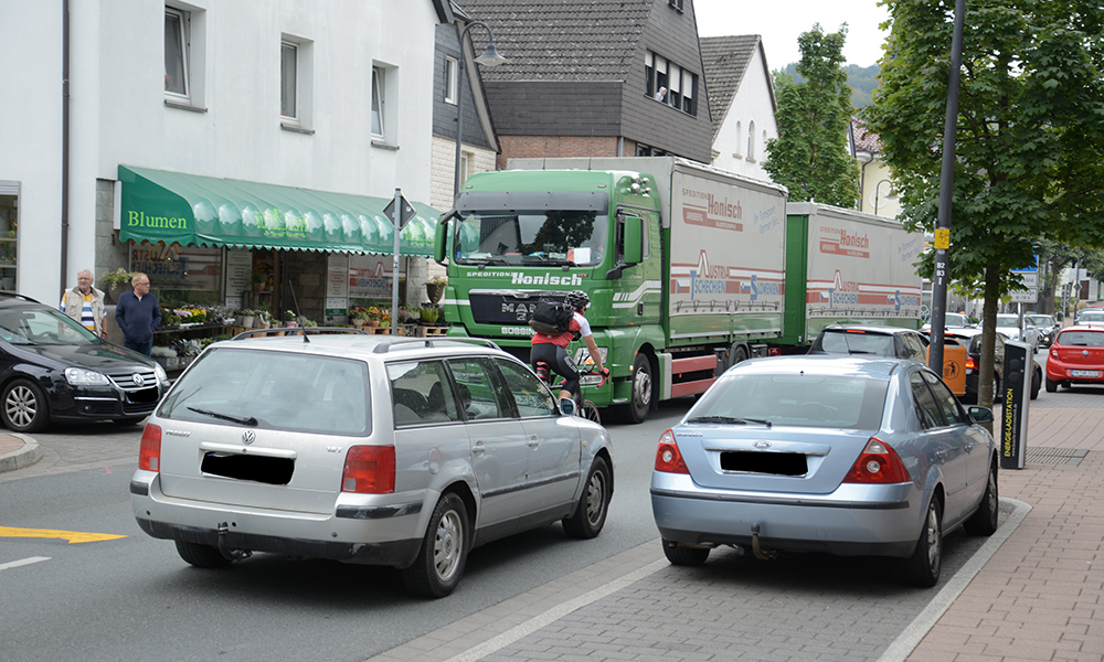 Pöbelnder Trucker sorgt für Chaos auf der Hauptstraße