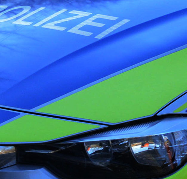 Hammer fliegt mit seinem Auto aus der Kurve – Schwer verletzt