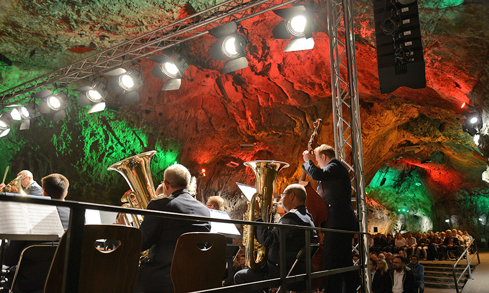 Luftwaffenmusikkorps Münster begeistert knapp 600 Besucher in der Balver Höhle