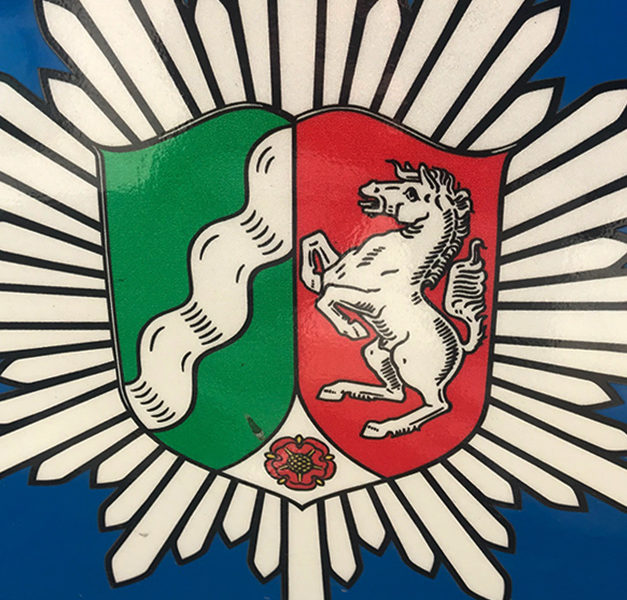 Mann gibt seine betrunkene Frau bei der Polizei ab