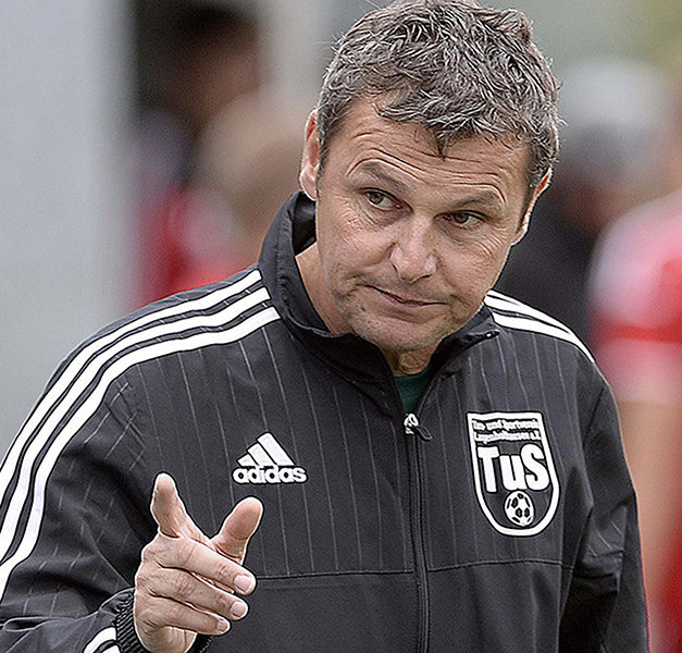 TuS-Coach Mayer gießt trotz 5:0-Sieg Wermutstropfen in den Freudenbecher