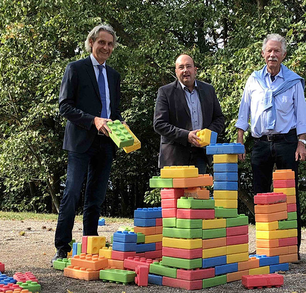 XXL-Legosteine für die Spielwiese im Sauerlandpark