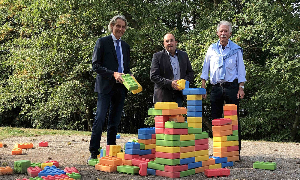 XXL-Legosteine für die Spielwiese im Sauerlandpark