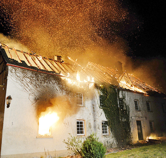 Binolen: Wohnhaus auf Hof Gierse wird ein Raub der Flammen – Feuerwehr fehlt es an Löschwasser