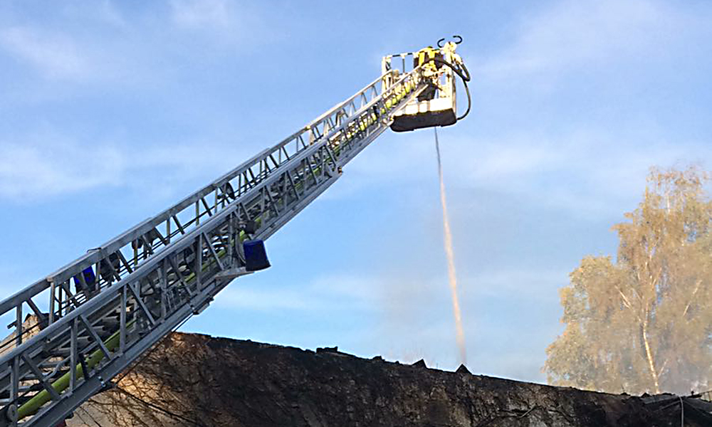 Großbrand Binolen: Abermals schlagen Flammen aus dem Wohnhaus