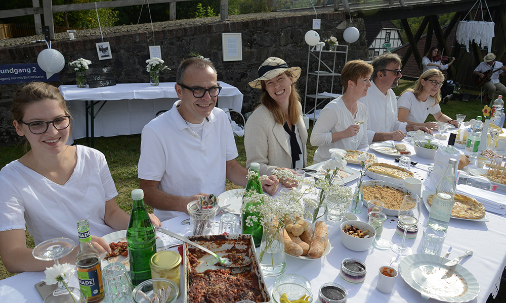 Sommerfest in Balve: „Weiße Tafel“ auf der Hauptstraße