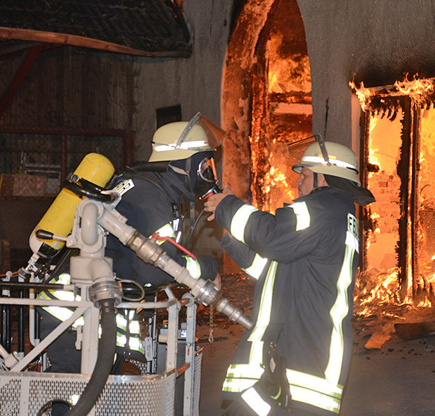Nächtlicher Einsatz der Feuerwehren in Bildern festgehalten