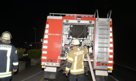 Großbrand: B 515 ist noch bis etwa 8 Uhr gesperrt – Polizei kassiert Verkehrssünder ab