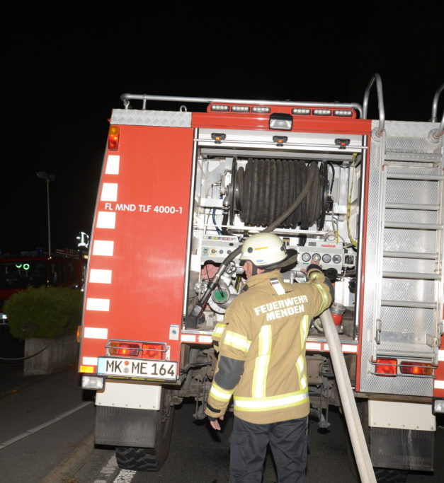 Großbrand: B 515 ist noch bis etwa 8 Uhr gesperrt – Polizei kassiert Verkehrssünder ab