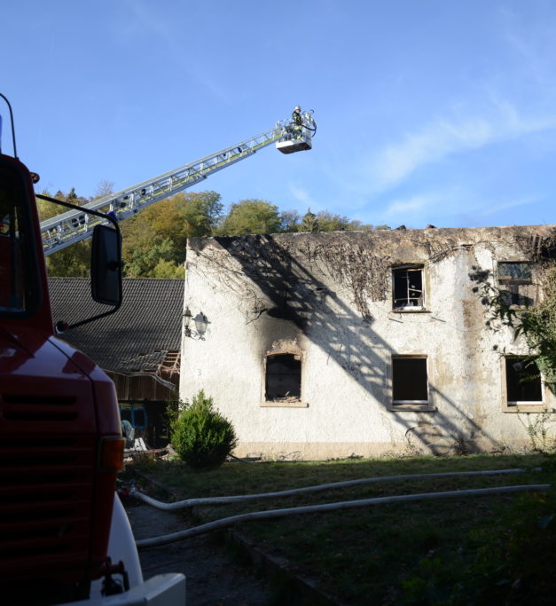 Großbrand Binolen: Feuerwehr beseitigt mit 20.000 Liter auch die letzten Glutnester