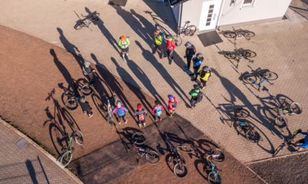 Bikeschule Sauerland freut sich über zwei Rekorde – 2.500 Euro für guten Zweck