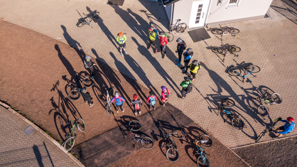Bikeschule Sauerland freut sich über zwei Rekorde – 2.500 Euro für guten Zweck