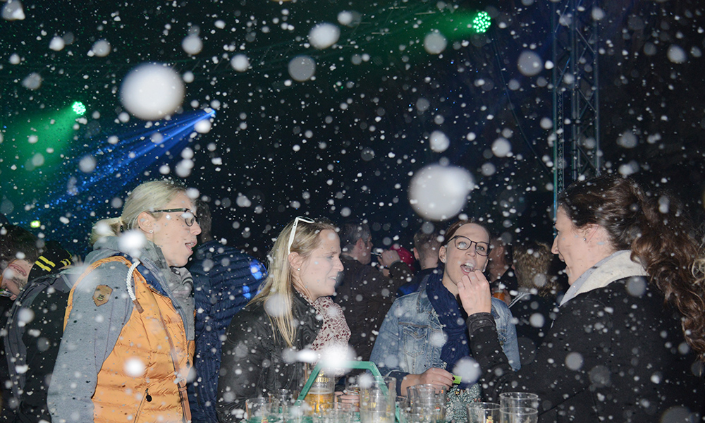Fantastische Aprè-Ski-Party: Leise rieselt der Schnee auf 1500 laut und fröhlich feiernde Sauerländer