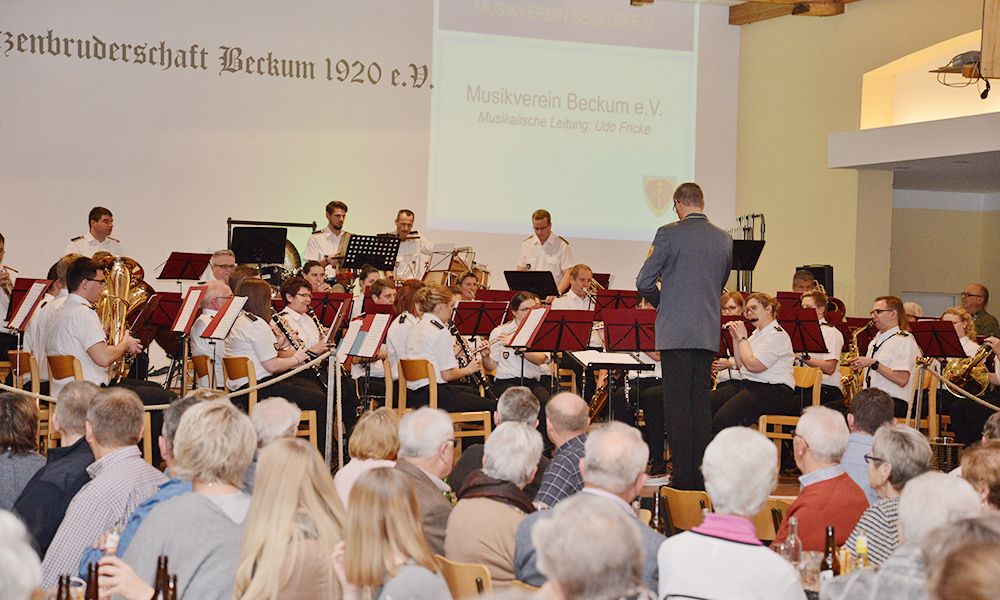 Herbstkonzert Beckum: 94 Musikerinnen und Musiker begeistern 230 Besucher