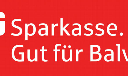 Nikolaus füllt die Schuhe der Kinder