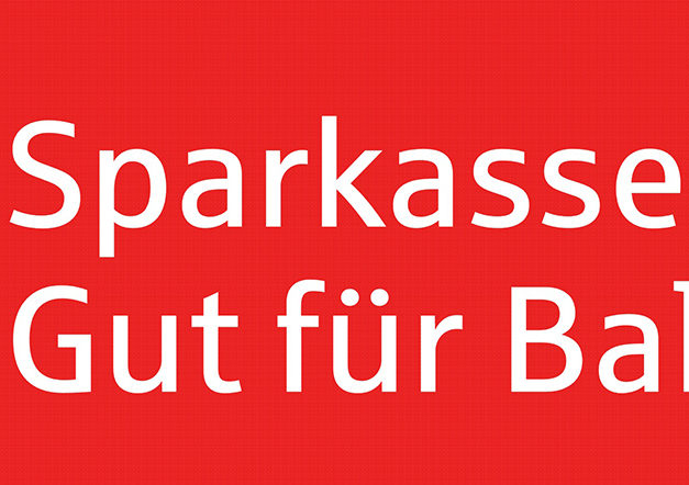 Nikolaus füllt die Schuhe der Kinder