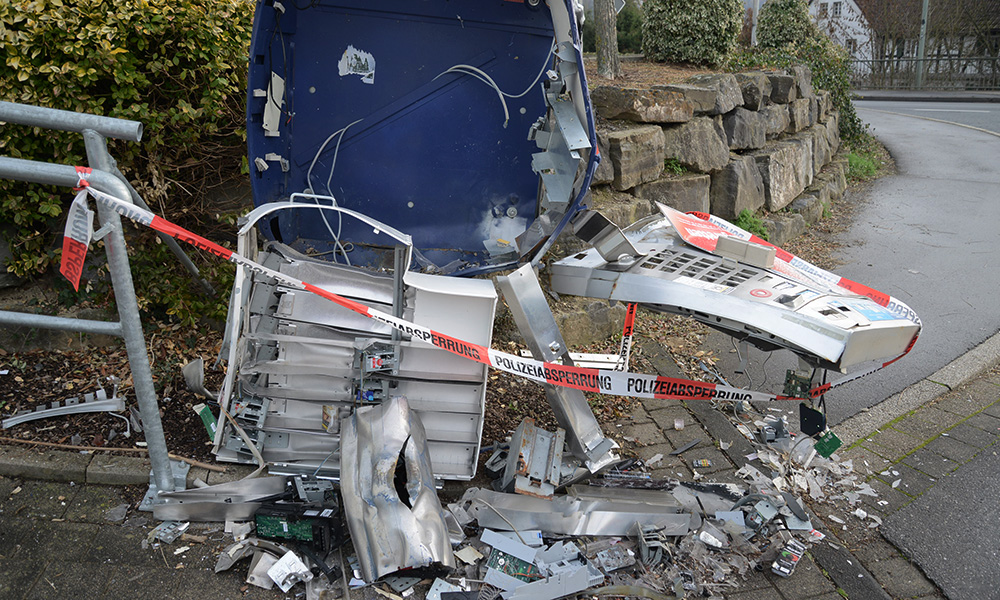 Zwei Jugendliche sprengen in Balve Zigaretten-Automat in die Luft