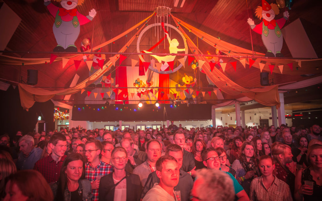 Viele bunte Bilder vom stimmungsvollen Festival der Liebe im Zirkus-Zelt – TEIL 1