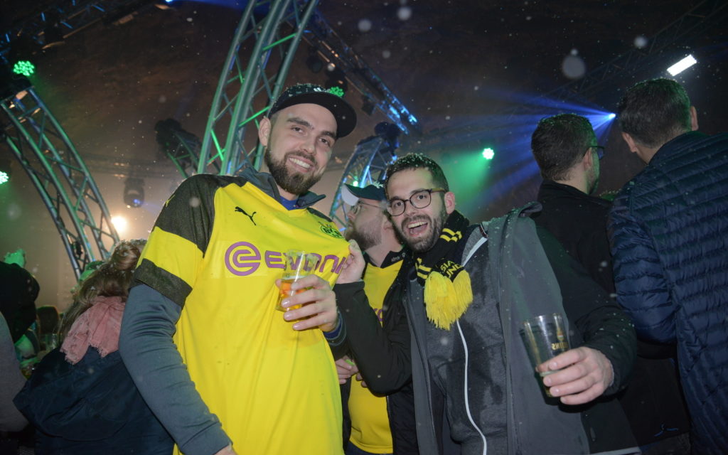 Viele bunte Fotos: BVB-Fans feiern auf Après-Ski-Party auch den Sieg über Bayern München