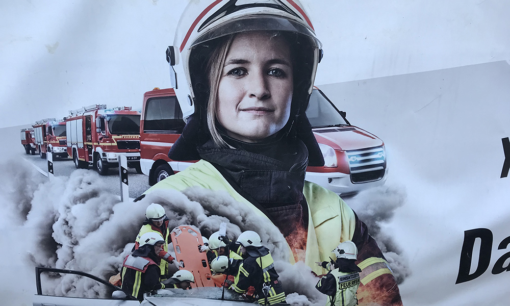 Vier Menschen durch brennenden Adventskranz verletzt