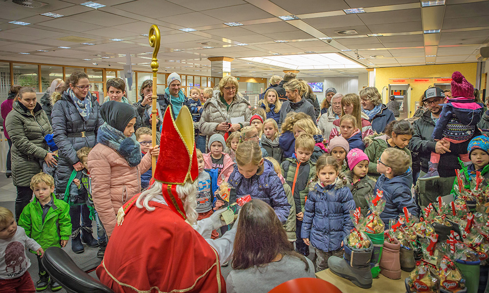 Großartige Aktion: St. Nikolaus erfreut fast 80 Kinder mit gefüllten Stiefeln und Schuhen