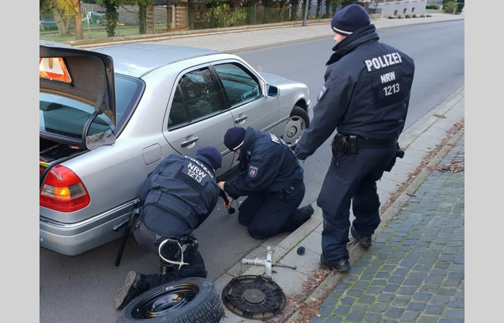 Etwas fürs Herz: 96-jähriger Autofahrer bedankt sich bei Polizistin mit einem Handkuss