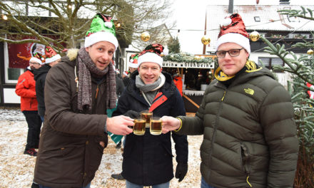 Feiner Garbecker Weihnachtsmarkt: Neue Nikolaus-Mützen passen nicht auf alle „Dickköppe“