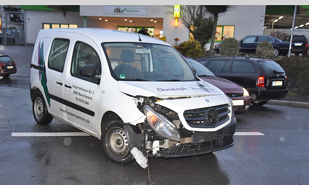 Unfall auf Kreuzung vor Raiffeisenmarkt: Keine Verletzten – aber hoher Sachschaden