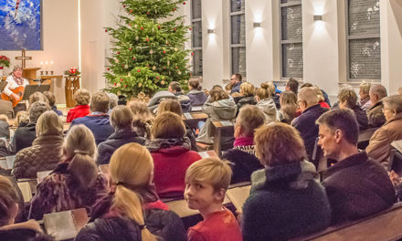 Evangelische Kirche am Abend: Mit Gesang in festlicher Atmosphäre auf Weihnachten eingestimmt