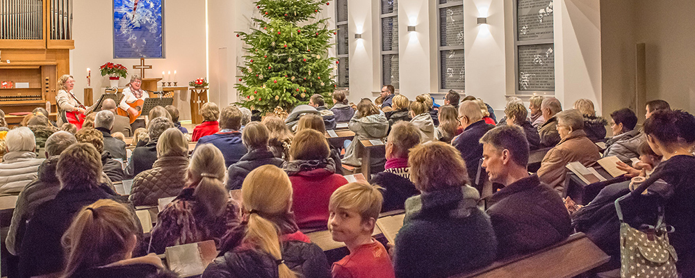 Evangelische Kirche am Abend: Mit Gesang in festlicher Atmosphäre auf Weihnachten eingestimmt