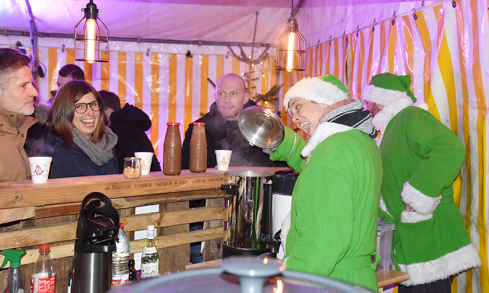 Kaum Besucher beim Start des Balver Weihnachtsmarktes – Am Samstag geht es um 17 Uhr weiter