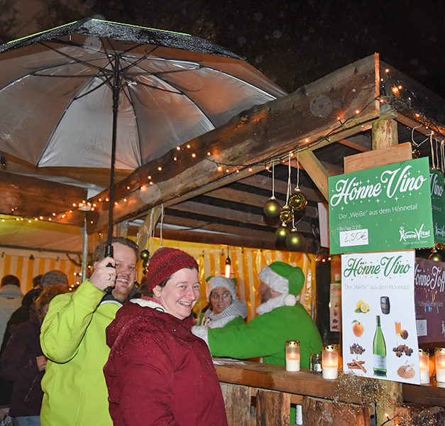 Samstag Abend: Balver Weihnachtsmarkt trotz miserablem Wetter sensationell gut besucht