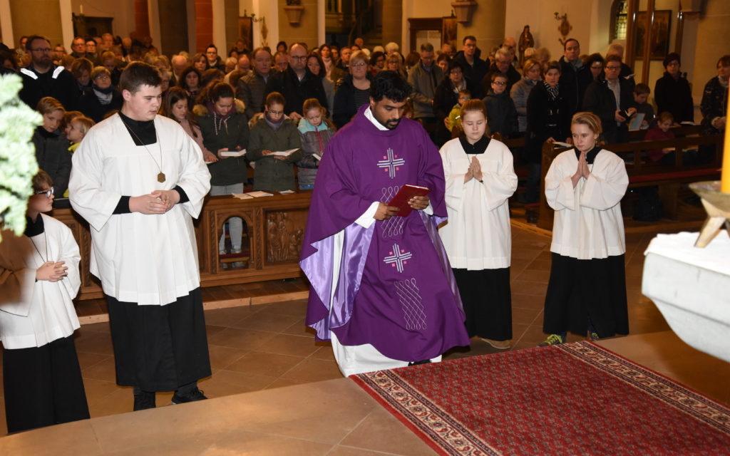 Beliebter Pater Pius seit einem Jahr in Balve – Männerchor Balve singt in rappel voller Kirche