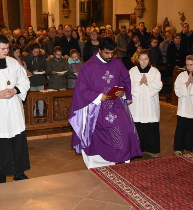 Beliebter Pater Pius seit einem Jahr in Balve – Männerchor Balve singt in rappel voller Kirche