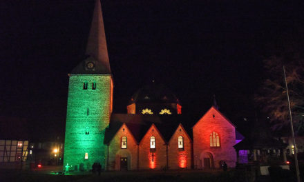 Foto-Serie: SAL Show-Technik taucht „Balver Dom“ am Heiligen Abend in dezente Farben