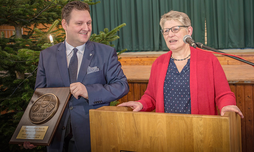 Gundhild Busche mit Dorfplakette 2019 geehrt