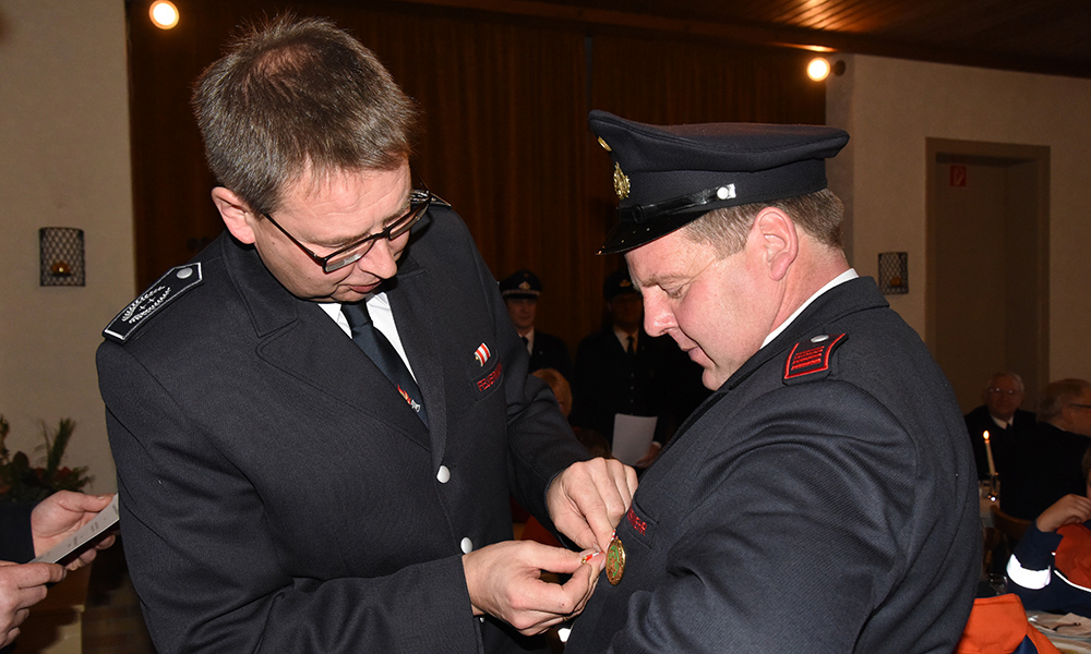 Innenminister Reul verleiht Bernfried Severin Feuerwehr-Ehrenzeichen in Gold