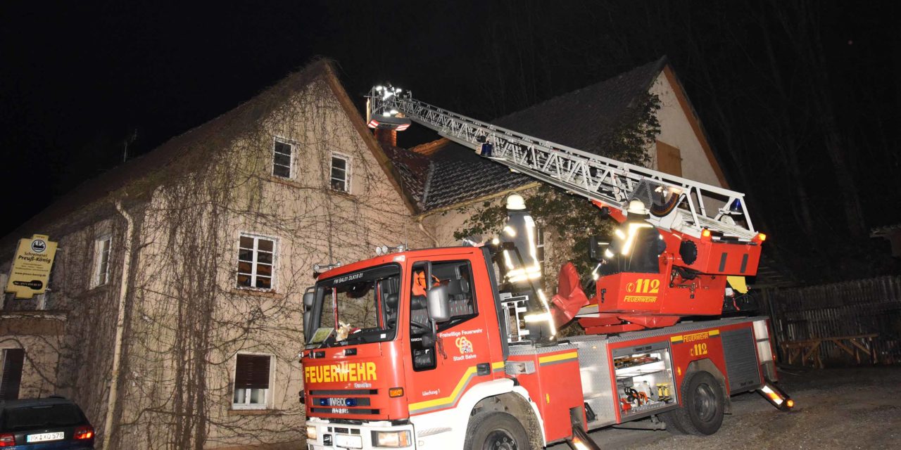 Feuerwehr Balve heute im Dauereinsatz: Schon wieder Kaminbrand in Schreinerei