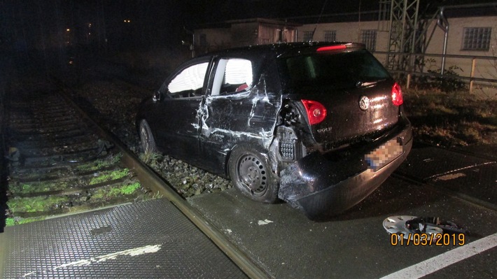 Zug rammt Pkw: Eine Person verletzt und 100.000 Euro Schaden